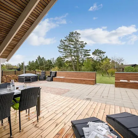 Lovely With Sauna, Hot Tub And Wilderness Bath On A Closed Nature Plot 펜션 *
