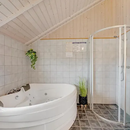 펜션 Lovely With Sauna, Hot Tub And Wilderness Bath On A Closed Nature Plot